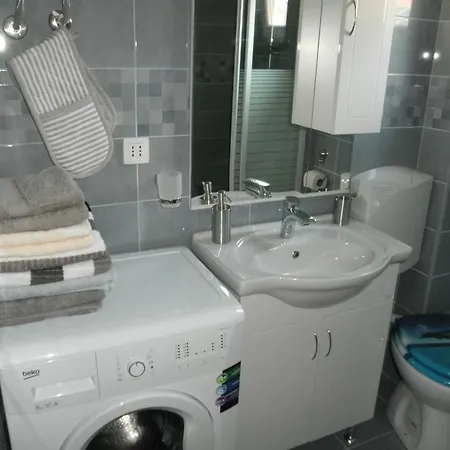 Max 1 Apartment